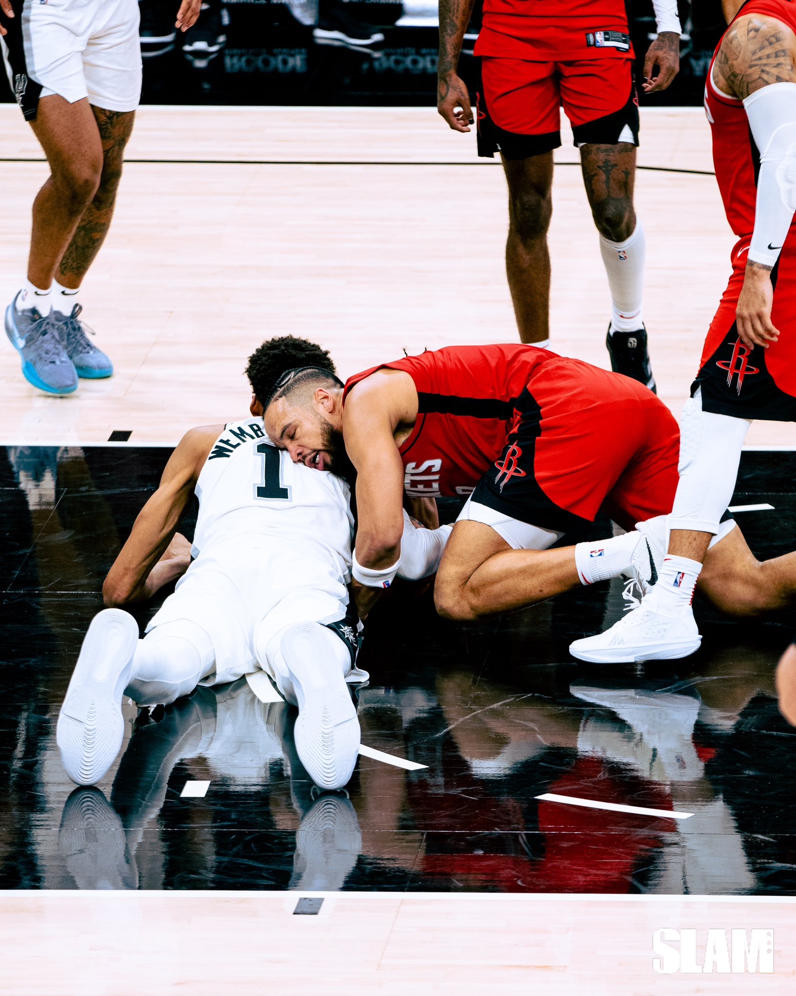 包含休斯顿火箭八强战鏖战洛杉矶快船，胡金秋砍下8记关键球，全场沸腾的词条